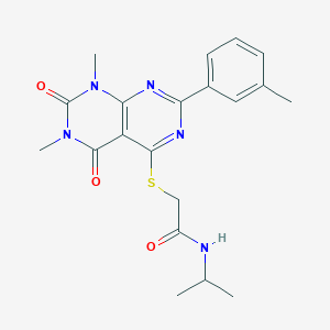 molecular formula C20H23N5O3S B2492258 2-[1,3-dimethyl-7-(3-methylphenyl)-2,4-dioxopyrimido[4,5-d]pyrimidin-5-yl]sulfanyl-N-propan-2-ylacetamide CAS No. 893905-45-8