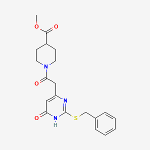 molecular formula C20H23N3O4S B2492447 甲基-1-(2-(2-(苄硫基)-6-氧代-1,6-二氢嘧啶-4-基)乙酰)-哌啶-4-甲酸酯 CAS No. 1105205-24-0