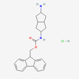 molecular formula C23H27ClN2O2 B2492738 9H-芴-9-基甲基-N-(5-氨基-1,2,3,3a,4,5,6,6a-八氢萘-2-基)甲酸酯;盐酸盐 CAS No. 2445792-44-7