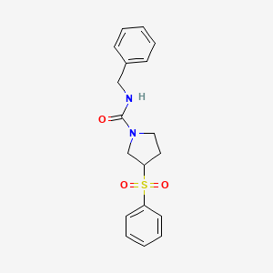 molecular formula C18H20N2O3S B2492954 N-苄基-3-(苯基磺酰)吡咯啶-1-甲酰胺 CAS No. 1448057-73-5