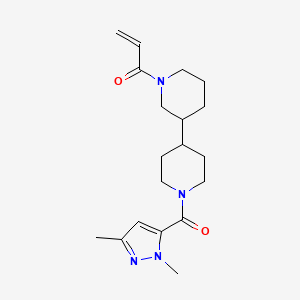 molecular formula C19H28N4O2 B2493266 1-[3-[1-(2,5-Dimethylpyrazole-3-carbonyl)piperidin-4-yl]piperidin-1-yl]prop-2-en-1-one CAS No. 2418659-71-7