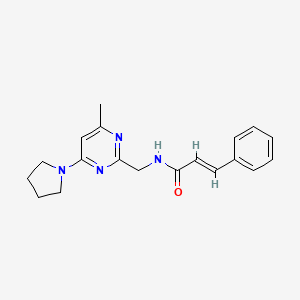 molecular formula C19H22N4O B2493316 N-((4-甲基-6-(吡咯啉-1-基)嘧啶-2-基)甲基)肉桂酰胺 CAS No. 1798419-27-8