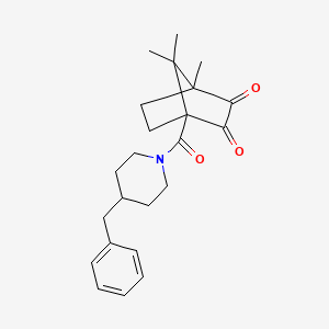 molecular formula C23H29NO3 B2494115 (1S,4R)-1-(4-苄基哌嗪-1-甲酰)-4,7,7-三甲基双环[2.2.1]庚烷-2,3-二酮 CAS No. 637755-36-3