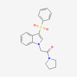 molecular formula C20H20N2O3S B2494494 2-(3-(phenylsulfonyl)-1H-indol-1-yl)-1-(pyrrolidin-1-yl)ethanone CAS No. 941966-56-9