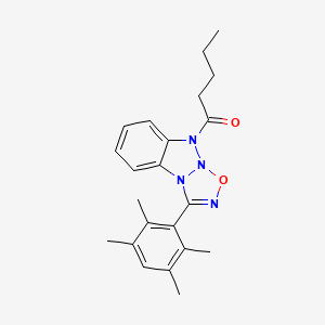 molecular formula C22H26N4O2 B2495461 1-(3-(2,3,5,6-tetramethylphenyl)-9H-benzo[4,5][1,2,3]triazolo[2,1-b][1,2,3,5]oxatriazol-9-yl)pentan-1-one CAS No. 391218-36-3