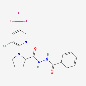 molecular formula C18H16ClF3N4O2 B2498090 N'-苯甲酰-1-[3-氯-5-(三氟甲基)吡啶-2-基]吡咯啉-2-羧酰肼 CAS No. 2085703-18-8