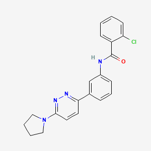 molecular formula C21H19ClN4O B2498148 2-氯-N-[3-(6-吡咯啉-1-基吡啶嗪-3-基)苯基]苯甲酰胺 CAS No. 922688-27-5
