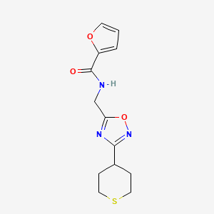 molecular formula C13H15N3O3S B2498614 N-((3-(tetrahydro-2H-thiopyran-4-yl)-1,2,4-oxadiazol-5-yl)methyl)furan-2-carboxamide CAS No. 2034537-04-5