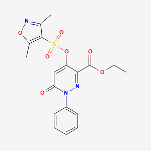 molecular formula C18H17N3O7S B2499367 Ethyl 4-(((3,5-dimethylisoxazol-4-yl)sulfonyl)oxy)-6-oxo-1-phenyl-1,6-dihydropyridazine-3-carboxylate CAS No. 899959-89-8