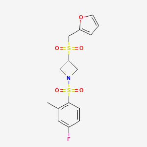 molecular formula C15H16FNO5S2 B2500403 1-((4-氟-2-甲基苯基)磺酰)-3-((呋喃-2-基甲基)磺酰)吖唑环己酮 CAS No. 1796970-64-3