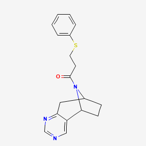 molecular formula C18H19N3OS B2501784 3-(苯硫基)-1-((5R,8S)-6,7,8,9-四氢-5H-5,8-环己烯嘧啶-10-基)丙-1-酮 CAS No. 2058502-38-6