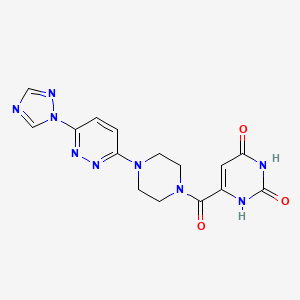 molecular formula C15H15N9O3 B2502393 6-(4-(6-(1H-1,2,4-三唑-1-基)哒嗪-3-基)哌嗪-1-羰基)嘧啶-2,4(1H,3H)-二酮 CAS No. 1798041-13-0