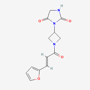 molecular formula C13H13N3O4 B2503055 (E)-3-(1-(3-(furan-2-yl)acryloyl)azetidin-3-yl)imidazolidine-2,4-dione CAS No. 2034997-29-8