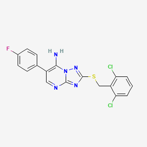 molecular formula C18H12Cl2FN5S B2503140 2-[(2,6-Dichlorobenzyl)sulfanyl]-6-(4-fluorophenyl)[1,2,4]triazolo[1,5-a]pyrimidin-7-amine CAS No. 338403-80-8