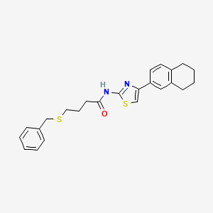 molecular formula C24H26N2OS2 B2504137 4-(ベンジルスルファニル)-N-[4-(5,6,7,8-テトラヒドロナフタレン-2-イル)-1,3-チアゾール-2-イル]ブタンアミド CAS No. 923431-38-3