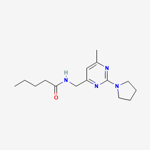 molecular formula C15H24N4O B2504343 N-((6-甲基-2-(吡咯啉-1-基)嘧啶-4-基)甲基)戊酰胺 CAS No. 1797656-37-1