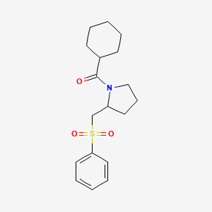 molecular formula C18H25NO3S B2504625 Cyclohexyl(2-((phenylsulfonyl)methyl)pyrrolidin-1-yl)methanone CAS No. 1448033-52-0