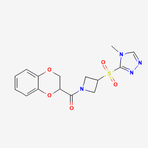 molecular formula C15H16N4O5S B2504716 (2,3-二氢苯并[b][1,4]二氧杂环-2-基)(3-((4-甲基-4H-1,2,4-三唑-3-基)磺酰基)氮杂环丁烷-1-基)甲苯酮 CAS No. 2034356-42-6