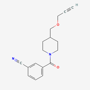 molecular formula C17H18N2O2 B2505649 3-(4-((丙-2-炔-1-氧甲基)哌啶-1-羰基)苯甲腈 CAS No. 1251706-48-5