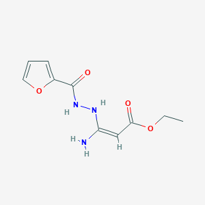 molecular formula C10H13N3O4 B2505888 etanoato de (2Z)-3-amino-3-[(furan-2-il)formohidrazido]prop-2-enoilo CAS No. 338397-29-8