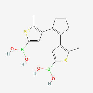 molecular formula C15H18B2O4S2 B2506263 Acide (4,4'-(cyclopent-1-ène-1,2-diyle)bis(5-méthylthiophène-4,2-diyle))diboronique CAS No. 608528-48-9