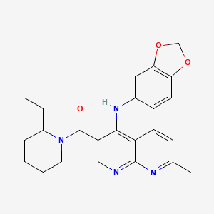 molecular formula C24H26N4O3 B2506511 (4-(Benzo[d][1,3]dioxol-5-ylamino)-7-methyl-1,8-naftiridin-3-il)(2-etilpiperidin-1-il)metanona CAS No. 1251623-63-8