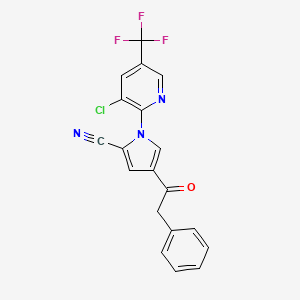 molecular formula C19H11ClF3N3O B2507491 1-[3-クロロ-5-(トリフルオロメチル)-2-ピリジニル]-4-(2-フェニルアセチル)-1H-ピロール-2-カルボニトリル CAS No. 338397-77-6