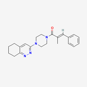 molecular formula C22H26N4O B2507672 (E)-2-甲基-3-苯基-1-(4-(5,6,7,8-四氢环辛诺林-3-基)哌嗪-1-基)丙-2-烯-1-酮 CAS No. 2035007-51-1