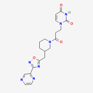 1-(3-oxo-3-(3-((3-(pyrazin-2-yl)-1,2,4-oxadiazol-5-yl)methyl)piperidin-1-yl)propyl)pyrimidine-2,4(1H,3H)-dione
