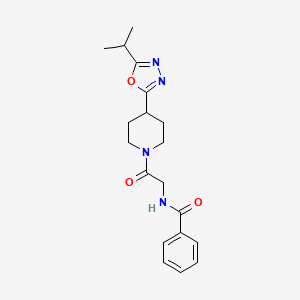 N-(2-(4-(5-isopropyl-1,3,4-oxadiazol-2-yl)piperidin-1-yl)-2-oxoethyl)benzamide