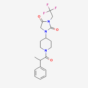 molecular formula C19H22F3N3O3 B2512003 1-[1-(2-苯基丙酰)哌啶-4-基]-3-(2,2,2-三氟乙基)咪唑烷-2,4-二酮 CAS No. 2097893-11-1