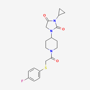 3-Cyclopropyl-1-(1-{2-[(4-fluorophenyl)sulfanyl]acetyl}piperidin-4-yl)imidazolidine-2,4-dione
