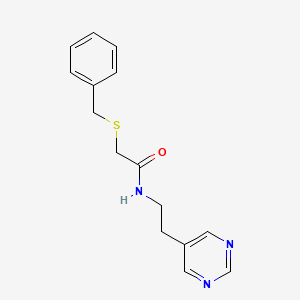 molecular formula C15H17N3OS B2512795 2-(benzylthio)-N-(2-(pyrimidin-5-yl)ethyl)acetamide CAS No. 2034481-69-9
