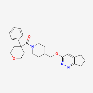 [4-(6,7-Dihydro-5H-cyclopenta[c]pyridazin-3-yloxymethyl)piperidin-1-yl]-(4-phenyloxan-4-yl)methanone