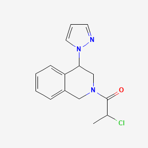molecular formula C15H16ClN3O B2513913 2-Chloro-1-(4-pyrazol-1-yl-3,4-dihydro-1H-isoquinolin-2-yl)propan-1-one CAS No. 2411199-34-1