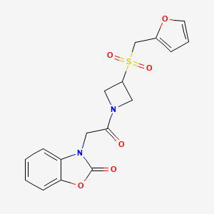 molecular formula C17H16N2O6S B2514365 3-(2-(3-((呋喃-2-基甲基)磺酰基)氮杂环丁-1-基)-2-氧代乙基)苯并[d]恶唑-2(3H)-酮 CAS No. 1797277-39-4