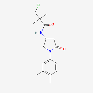 molecular formula C17H23ClN2O2 B2514943 3-chloro-N-[1-(3,4-dimethylphenyl)-5-oxopyrrolidin-3-yl]-2,2-dimethylpropanamide CAS No. 896369-65-6