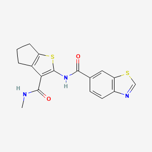 molecular formula C17H15N3O2S2 B2516604 N-[3-(メチルカルバモイル)-4H,5H,6H-シクロペンタ[b]チオフェン-2-イル]-1,3-ベンゾチアゾール-6-カルボキサミド CAS No. 868965-70-2