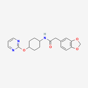 molecular formula C19H21N3O4 B2516643 2-(benzo[d][1,3]dioxol-5-yl)-N-((1r,4r)-4-(pyrimidin-2-yloxy)cyclohexyl)acetamide CAS No. 2034318-44-8