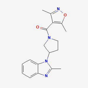 molecular formula C18H20N4O2 B2517222 (3,5-二甲基异恶唑-4-基)(3-(2-甲基-1H-苯并[d]咪唑-1-基)吡咯烷-1-基)甲苯酮 CAS No. 2034460-90-5