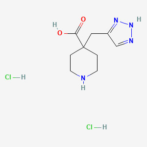 molecular formula C9H16Cl2N4O2 B2518404 4-((1H-1,2,3-三唑-5-基)甲基)哌啶-4-甲酸二盐酸盐 CAS No. 2230803-81-1