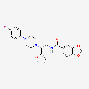 molecular formula C24H24FN3O4 B2523392 N-[2-[4-(4-氟苯基)哌嗪基]-2-(2-呋喃基)乙基]-胡椒酰胺 CAS No. 877632-69-4