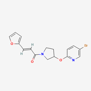 molecular formula C16H15BrN2O3 B2523790 (E)-1-(3-((5-bromopyridin-2-yl)oxy)pyrrolidin-1-yl)-3-(furan-2-yl)prop-2-en-1-one CAS No. 1904637-92-8