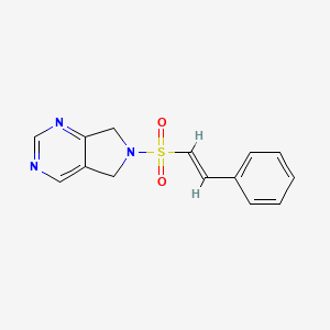 molecular formula C14H13N3O2S B2523813 (E)-6-(Styrylsulfonyl)-6,7-dihydro-5H-pyrrolo[3,4-d]pyrimidin CAS No. 1448140-59-7