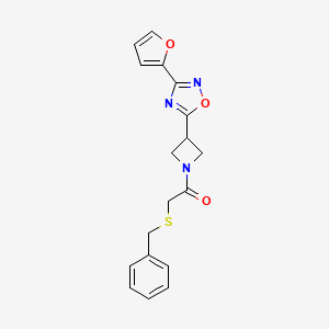 2-(Benzylthio)-1-(3-(3-(furan-2-yl)-1,2,4-oxadiazol-5-yl)azetidin-1-yl)ethanone
