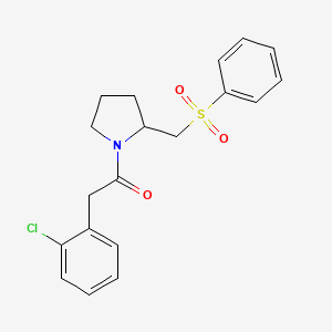 2-(2-Chlorophenyl)-1-(2-((phenylsulfonyl)methyl)pyrrolidin-1-yl)ethanone
