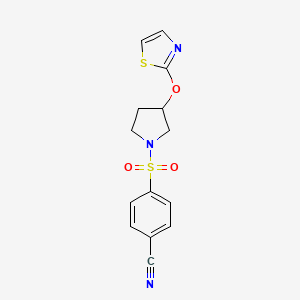 molecular formula C14H13N3O3S2 B2524884 4-((3-(Tiazol-2-iloxi)pirrolidin-1-il)sulfonil)benzonitrilo CAS No. 2034427-20-6