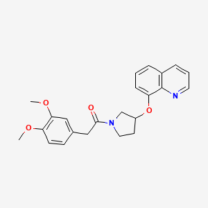 B2524947 2-(3,4-Dimethoxyphenyl)-1-(3-(quinolin-8-yloxy)pyrrolidin-1-yl)ethanone CAS No. 1904336-71-5
