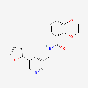 molecular formula C19H16N2O4 B2526042 N-((5-(furan-2-il)piridin-3-il)metil)-2,3-dihidrobenzo[b][1,4]dioxina-5-carboxamida CAS No. 2034386-01-9