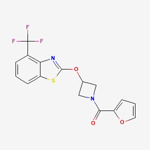 molecular formula C16H11F3N2O3S B2526166 呋喃-2-基(3-((4-(三氟甲基)苯并[d]噻唑-2-基)氧代)氮杂环丁-1-基)甲酮 CAS No. 1421472-17-4